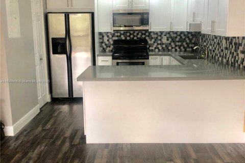 Condo in Miami, Florida, 3 bedrooms  № 1944875 - photo 1