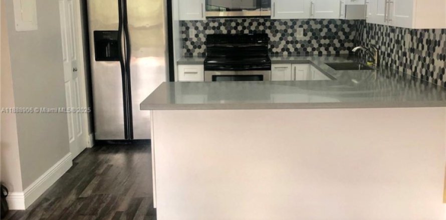 Condo in Miami, Florida, 3 bedrooms № 1944875