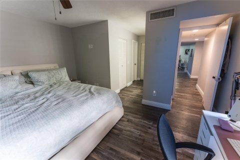 Condo in Miami, Florida, 3 bedrooms  № 1944875 - photo 14