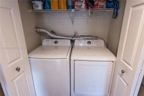 Condo in Miami, Florida, 3 bedrooms  № 1944875 - photo 19