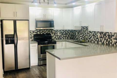 Condo in Miami, Florida, 3 bedrooms  № 1944875 - photo 2
