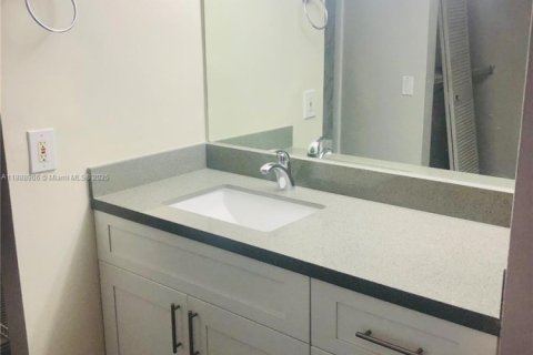 Condo in Miami, Florida, 3 bedrooms  № 1944875 - photo 12