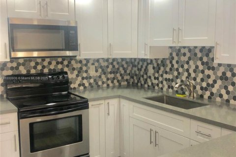 Condo in Miami, Florida, 3 bedrooms  № 1944875 - photo 4