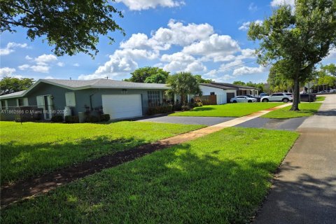 House in Plantation, Florida 4 bedrooms, 187.38 sq.m. № 1891323 - photo 3