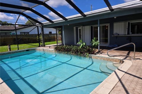 House in Plantation, Florida 4 bedrooms, 187.38 sq.m. № 1891323 - photo 28