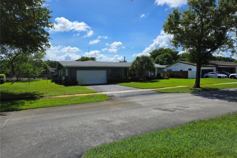 House in Plantation, Florida 4 bedrooms, 187.38 sq.m. № 1891323 - photo 4