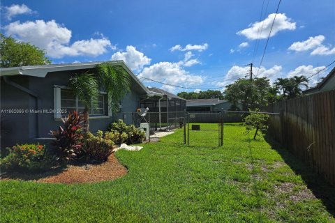 House in Plantation, Florida 4 bedrooms, 187.38 sq.m. № 1891323 - photo 8