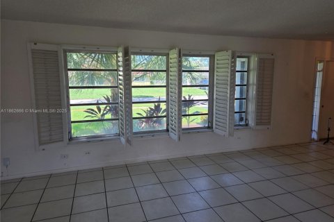 House in Plantation, Florida 4 bedrooms, 187.38 sq.m. № 1891323 - photo 18