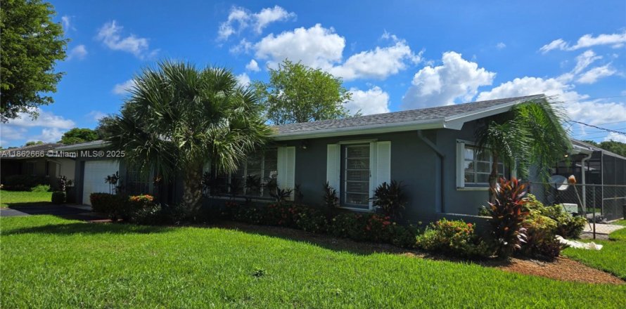 House in Plantation, Florida 4 bedrooms, 187.38 sq.m. № 1891323