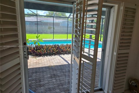 House in Plantation, Florida 4 bedrooms, 187.38 sq.m. № 1891323 - photo 19
