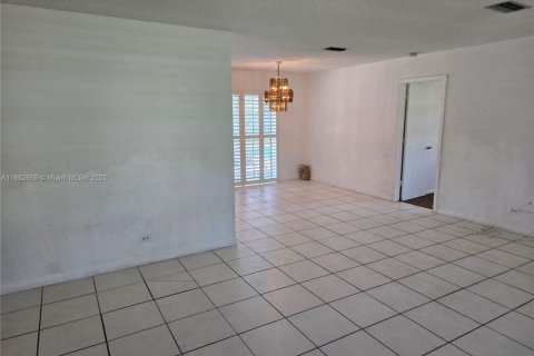House in Plantation, Florida 4 bedrooms, 187.38 sq.m. № 1891323 - photo 15