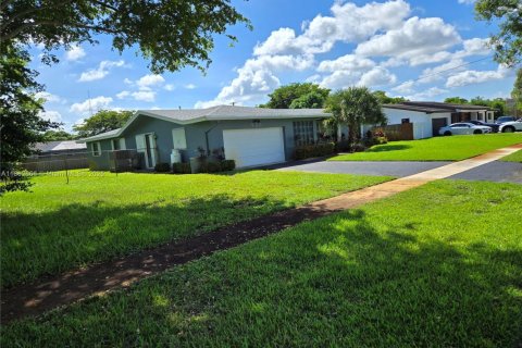 House in Plantation, Florida 4 bedrooms, 187.38 sq.m. № 1891323 - photo 2