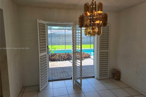 House in Plantation, Florida 4 bedrooms, 187.38 sq.m. № 1891323 - photo 30