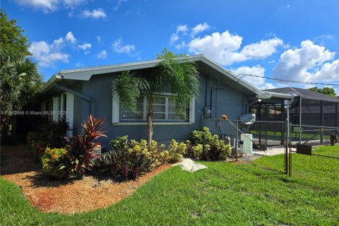 House in Plantation, Florida 4 bedrooms, 187.38 sq.m. № 1891323 - photo 9