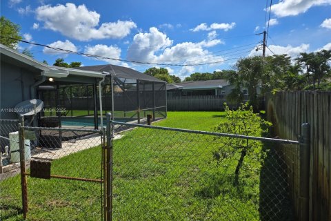 House in Plantation, Florida 4 bedrooms, 187.38 sq.m. № 1891323 - photo 10
