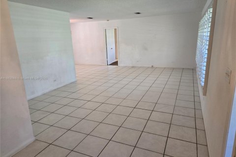 House in Plantation, Florida 4 bedrooms, 187.38 sq.m. № 1891323 - photo 13