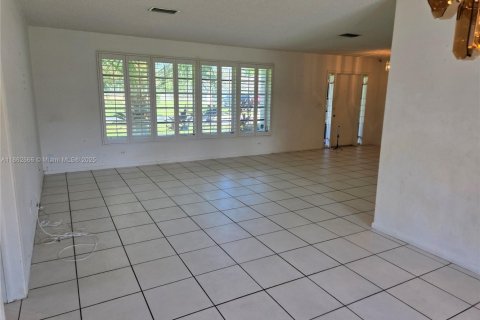 House in Plantation, Florida 4 bedrooms, 187.38 sq.m. № 1891323 - photo 17