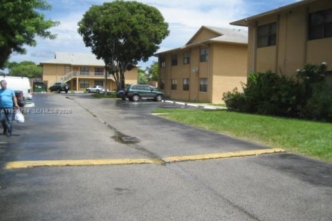 Condo in Miami, Florida, 2 bedrooms  № 2060819 - photo 15