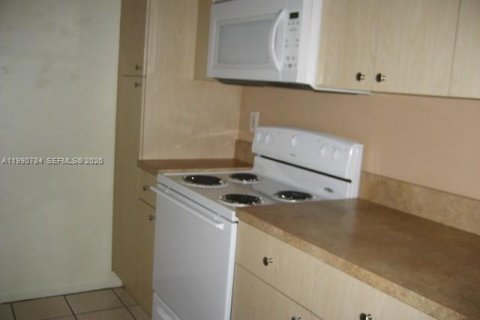 Condo in Miami, Florida, 2 bedrooms  № 2060819 - photo 2