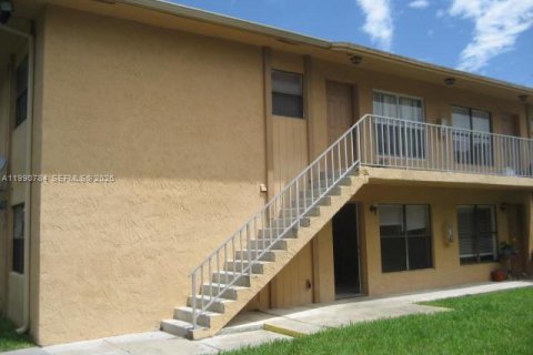 Condo in Miami, Florida, 2 bedrooms  № 2060819 - photo 11