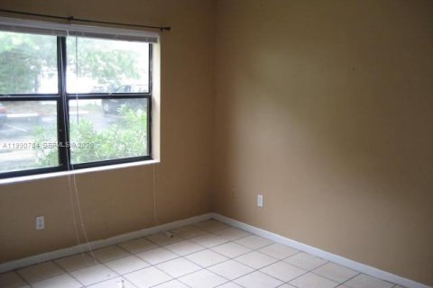 Condo in Miami, Florida, 2 bedrooms  № 2060819 - photo 9