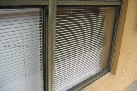 Condo in Miami, Florida, 2 bedrooms  № 2060819 - photo 12