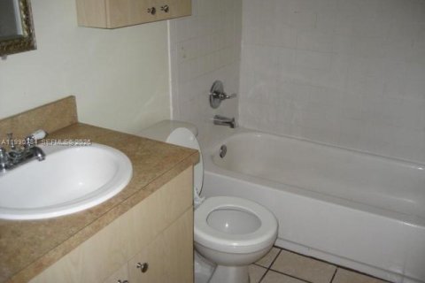 Condo in Miami, Florida, 2 bedrooms  № 2060819 - photo 3