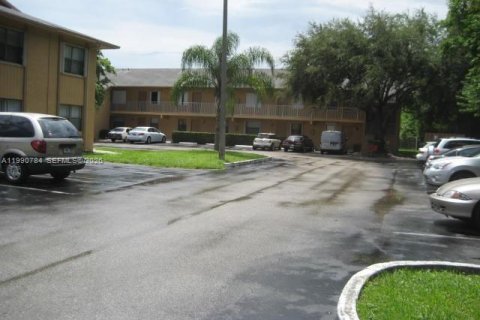 Condo in Miami, Florida, 2 bedrooms  № 2060819 - photo 14