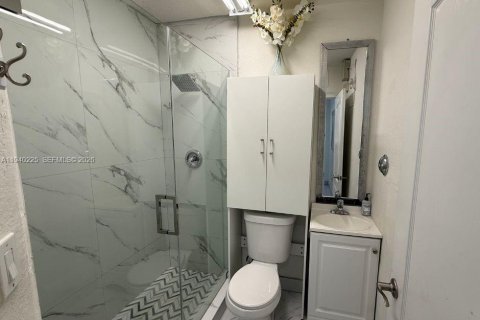 Villa ou maison à louer à Homestead, Floride: 5 chambres, 260.03 m2 № 1997179 - photo 25