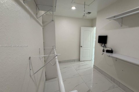 Villa ou maison à louer à Homestead, Floride: 5 chambres, 260.03 m2 № 1997179 - photo 15