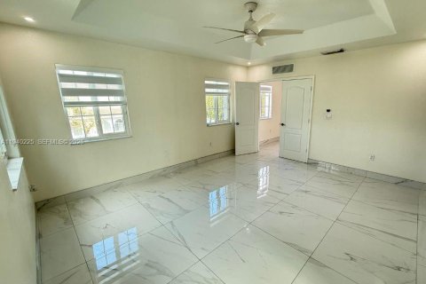 Villa ou maison à louer à Homestead, Floride: 5 chambres, 260.03 m2 № 1997179 - photo 11