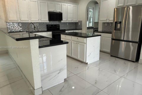 Villa ou maison à louer à Homestead, Floride: 5 chambres, 260.03 m2 № 1997179 - photo 2