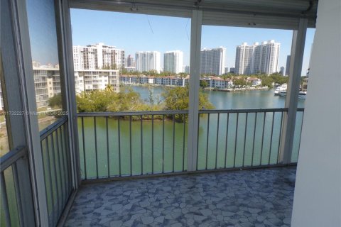 Condo in Aventura, Florida, 2 bedrooms  № 1764717 - photo 9