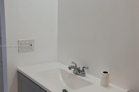 Condo in Lauderhill, Florida, 1 bedroom  № 2010717 - photo 8