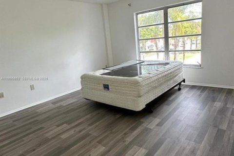 Condo in Lauderhill, Florida, 1 bedroom  № 2010717 - photo 18