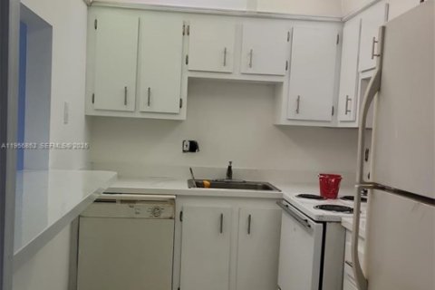 Condo in Lauderhill, Florida, 1 bedroom  № 2010717 - photo 2