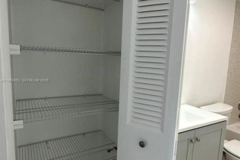 Condo in Lauderhill, Florida, 1 bedroom  № 2010717 - photo 20