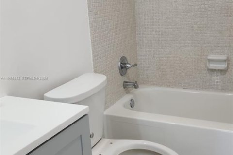 Condo in Lauderhill, Florida, 1 bedroom  № 2010717 - photo 7
