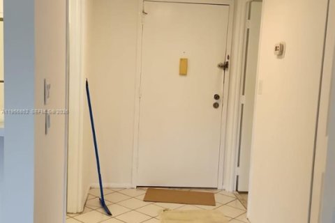 Condo in Lauderhill, Florida, 1 bedroom  № 2010717 - photo 10