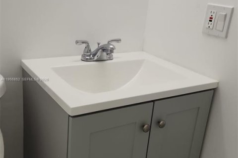 Condo in Lauderhill, Florida, 1 bedroom  № 2010717 - photo 4