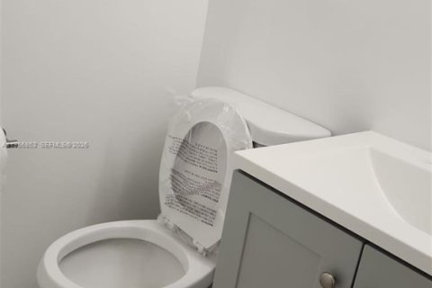 Condo in Lauderhill, Florida, 1 bedroom  № 2010717 - photo 3