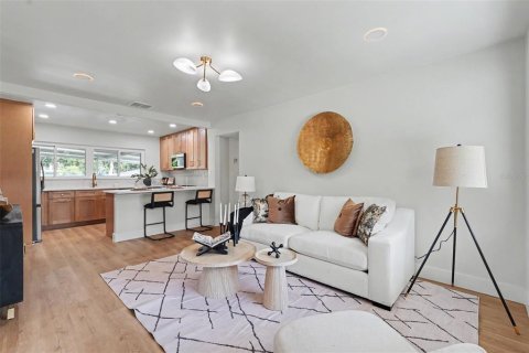 House in Tampa, Florida 4 bedrooms, 141.58 sq.m. № 2199634 - photo 5
