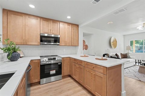 House in Tampa, Florida 4 bedrooms, 141.58 sq.m. № 2199634 - photo 13