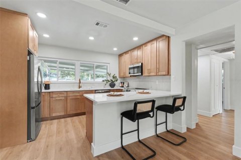 House in Tampa, Florida 4 bedrooms, 141.58 sq.m. № 2199634 - photo 7