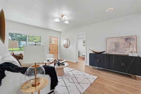House in Tampa, Florida 4 bedrooms, 141.58 sq.m. № 2199634 - photo 6