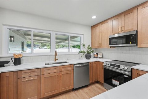 House in Tampa, Florida 4 bedrooms, 141.58 sq.m. № 2199634 - photo 10