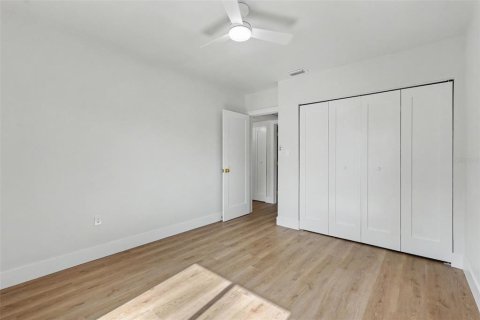 House in Tampa, Florida 4 bedrooms, 141.58 sq.m. № 2199634 - photo 30