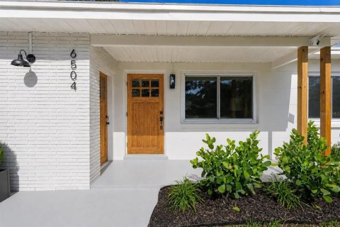 House in Tampa, Florida 4 bedrooms, 141.58 sq.m. № 2199634 - photo 4
