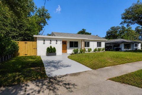 House in Tampa, Florida 4 bedrooms, 141.58 sq.m. № 2199634 - photo 2