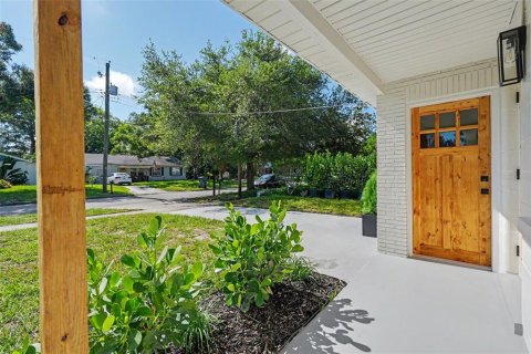 House in Tampa, Florida 4 bedrooms, 141.58 sq.m. № 2199634 - photo 3
